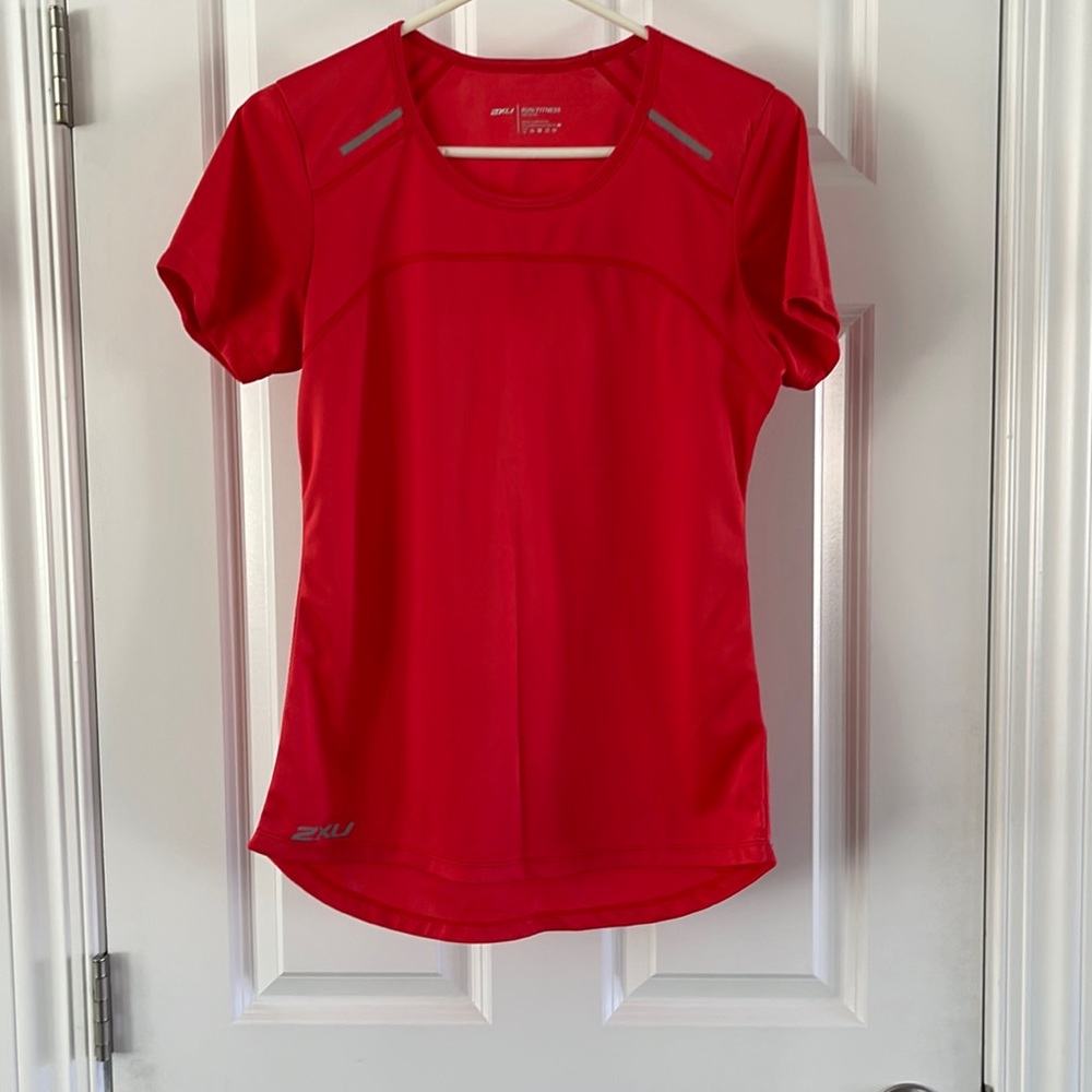 Women’s 2XU workout shirt
